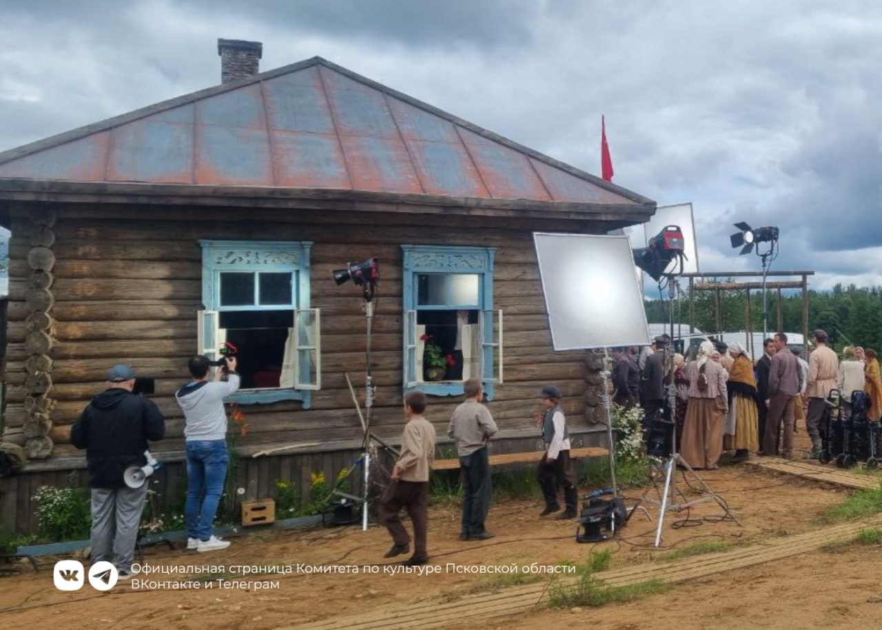 С самого утра в деревне Бусулаево Псковской области стартовал финальный летний блок съемок фильма «Семь вёрст до рассвета», посвящённого подвигу Героя Советского Союза Матвея Кузьмина! Известные российские актеры, в числе которых Федор и Виктор Добронравовы, Мария Шукшина и Наталья Суркова, 20 июня 2025 года оказались на съемочной площадке в псковской деревне, пышущей жизнью и яркими красками, наполненной детским смехом, песенным фольклором и счастливыми людьми... 1941 года — за два дня до начала Великой Отечественной войны. На съемочной площадке уделено огромное внимание историческим деталям: декорации, грим и костюмы, реквизит, игровой транспорт, а самое главное — правильное настроение и атмосфера для всех участников съемок, от исполнителей главных ролей до артистов массовых сцен. Выход картины в кинопрокат планируется в декабре 2025 года. Псковский зритель увидит историческую ленту о героическом земляке одним из первых Комитет по культуре Псковской области желает съемочной группе и всей команде проекта вдохновения и удачи в реализации этого значимого для нашей земли проекта. Пусть каждый кадр станет шагом к созданию настоящего шедевра, который навсегда останется в сердцах зрителей!