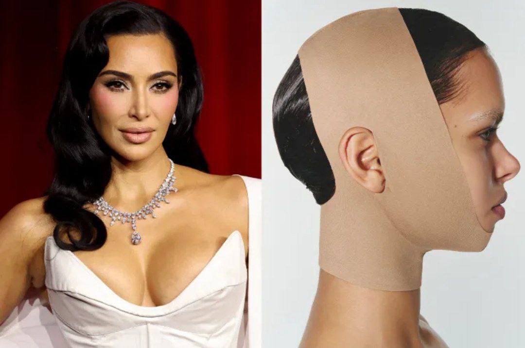 Ким Кардашьян представила новый продукт SKIMS — бандаж для лица Seamless Sculpt Face Wrap, который напоминает процедуру омоложения из культового фильма «Смерть ей к лицу» 1992 . В фильме героиня Мерил Стрип отдыхает на диване с обмотанным лицом и специальными наклейками против морщин, примерно так же выглядит и новинка от SKIMS. Этот продукт — первый в линейке SKIMS для лица. Бандаж плотно обхватывает подбородок и шею, фиксируется липучками и выполнен из фирменной утягивающей ткани с добавлением коллагеновых волокон. Представлен в двух цветах и уже полностью распродан на официальном сайте. В пресс-релизе его называют «незаменимой частью вечернего ухода». Однако, несмотря на модный вид и ажиотаж в соцсетях, эксперты скептически относятся к заявленным эффектам. Пластические хирурги предупреждают, что такие компрессионные повязки не обеспечивают долгосрочного лифтинга. Они могут слегка подтянуть ткани на ночь, но на следующий день эффект исчезает и нет научных доказательств, подтверждающих реальные результаты. Кроме того, подобные повязки имеют смысл только после операций, когда нужно контролировать отеки, а не в качестве косметической процедуры. Берем? Нескучный ВЕЛНЕС