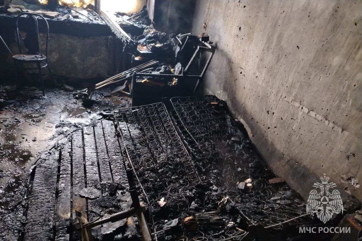 В Фурманове в пожаре погибла 60 летняя женщина и пострадал 54 летний мужчина В 08 15 поступило сообщение о пожаре на ул Возрождения д 30 На момент прибытия пожарно спасательных подразделений шел дым из окна квартиры на 4 этаже 5 ти этажного дома Огнеборцы незамедлительно эвакуировали из подъезда 10 человек 3 х из которых при помощи спасательного устройства В ходе разведки и тушения пожара к сожалению обнаружена погибшая женщина в возрасте 60 лет также пострадал мужчина в возрасте 54 лет Пожар был ликвидирован на площади 24 кв м Предварительная причина неосторожное обращение с огнем МЧС Подписаться Прислать новость