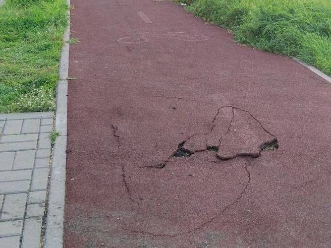 Возле Ленинградского моста разрушается велодорожка, которую сделали меньше двух лет назад. Транспортную развязку у парка Победы открыли в ноябре 2023 года, тогда же — проезд для велосипедистов. Развязку строили по нацпроекту «Безопасные и качественные дороги», подрядчиком выступила компания «Стройтраст», которая сдала бульвар Архитекторов. Мы спросили в мэрии, будут ли ремонтировать велодорожку за счет подрядчика, ждем ответ. Фото: Омск Live ⏹