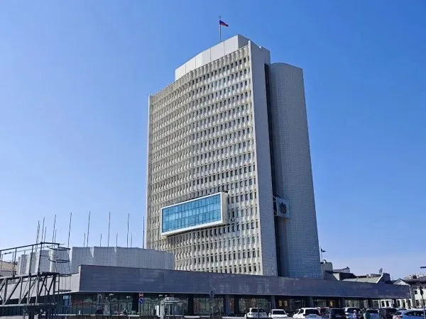 Почти на 2 3 миллиарда рублей увеличили резервный фонд в Приморье Эти средства поступят на оказание материальной помощи отдельным категориям граждан в связи с проведением СВО Соответствующее решение приняли депутаты Заксобрания края в ходе апрельской сессии В результате поправок доходы и расходы увеличили на 500 тыс руб они составили 256 2 млрд и 290 4 млрд руб соответственно Размер дефицита не изменился он прогнозируется на уровне 34 2 млрд руб РБК Восток в Telegram и MAX