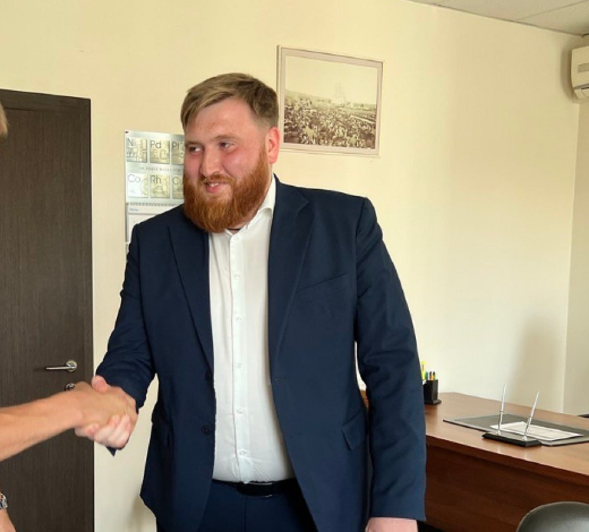 Задержан начальник управления капитального строительства Красноярского края По информации ПМ против руководителя УКС Сергея Ветрова завели уголовное дело о превышении должностных полномочий Наш источник в правоохранительных органах сообщил что дело связано со строительством дома для детей сирот в Нижнем Ингаше В 2022 году управление заключило контракт с ГК НОВЭКС на возведение 20 квартирного дома за 77 8 млн рублей Подрядчик получил участок проект на строительство и аванс в 23 млн рублей Но дом не достроили до завершения работ на стенах появились трещины а подвал затопило Сергей Ветров должен был расторгнуть контракт и взыскать неустойку но вместо этого подрядчик получил новый участок и другой проект Только после вмешательства прокуратуры УКС обратилось в суд за взысканием со строителя авансового платежа В итоге бюджету края был причинен ущерб почти в 26 млн рублей prmira news