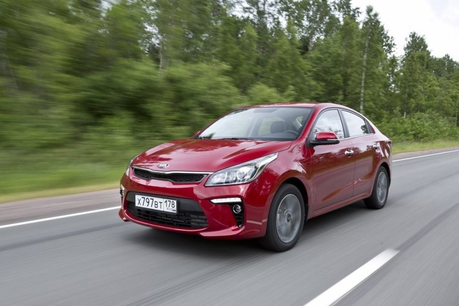 Kia Rio рекордно дешевеет Седан Kia Rio на вторичке стал значительно доступнее По данным Автостата цены на автомобили Kia Rio 2020 и 2021 годов выпуска находящиеся в относительно хорошем состоянии упали на 10 и 14 соответственно с начала текущего года Теперь их средняя стоимость составляет 1 4 млн и 1 493 млн рублей Таким образом с января четырехдверки стали дешевле на 162 6 тысячи и 233 6 тысячи рублей За первые восемь месяцев 2025 года Kia Rio вышла в лидеры продаж среди подержанных иномарок на российском рынке достигнув общего объема в 63 4 тысячи реализованных единиц При этом по словам руководителя аналитического агентства Автостат Целикова автомобили 2023 2024 годов выпуска практически исчезли с рынка Эксперт объяснил такое значительное снижение цен высокой долей продаж данной модели ранее использовавшейся в такси Подробности в материале Российской газеты Фото Пресс служба Kia