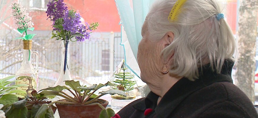 Граждане накопившие значительный страховой стаж имеют возможность оформить выход на пенсию на два года раньше общеустановленного пенсионного возраста Условием для такого льготного выхода является продолжительность трудового стажа Женщины могут воспользоваться таким правом при стаже 37 лет Мужчины могут выйти на пенсию раньше при стаже 42 года Оформление досрочного выхода на страховую пенсию по старости производится на основании заявления поданного за месяц до наступления соответствующего права Подать заявление можно через портал государственных услуг или в клиентской службе Социального фонда России