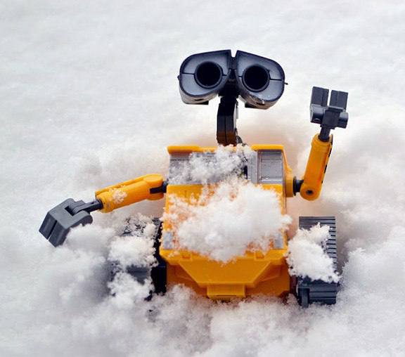 Россия готовится к умной уборке снега с ИИ Московская область станет первым регионом где ИИ возьмет на себя организацию зимней уборки Ожидается что ИИ будет анализировать огромные объемы данных чтобы строить самые эффективные маршруты для снегоуборочной техники и дворников поможет контролировать выполнение задач чтобы ни один участок не остался без внимания составлять оптимальные маршруты для более чем 4 000 единиц спецтехники и свыше 10 000 работников Главная цель не просто составить расписание а сделать процесс максимально рациональным сократив износ техники и сэкономив топливо Чтобы улицы оставались чистыми даже в самых сложных погодных условиях Источник 360 ru