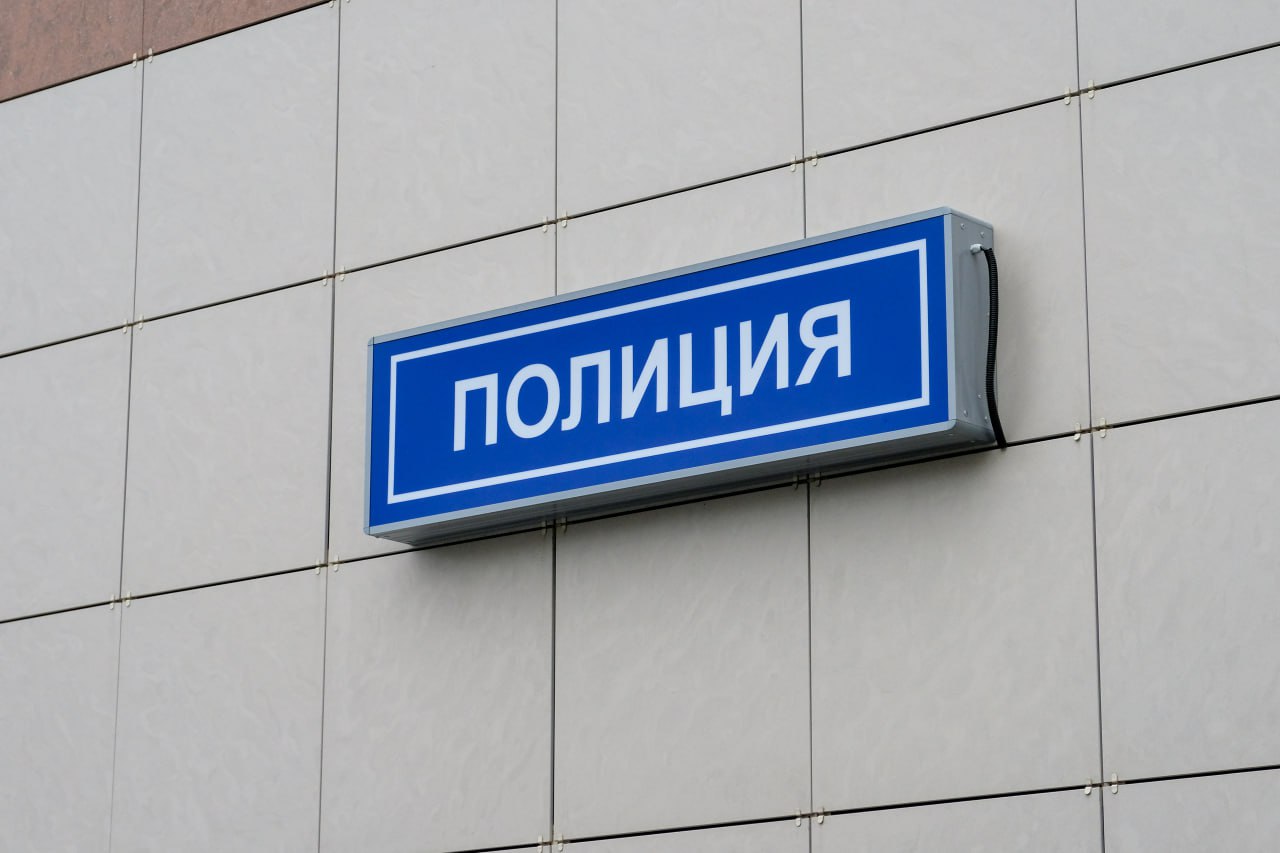 Толпа подростков избила мужчину на Думской улице Жестокая массовая драка началась с небольшой перепалки Юнцы 16 17 лет кучей напали на оппонента били его руками и ногами Приехавшая на место полиция задержала четверых драчунов все они были пьяны Избитого же мужчину госпитализировали с ушибами головы Артем КИЛЬКИН Читай нас в MAX Подпишись на Комсомольскую правду СПб
