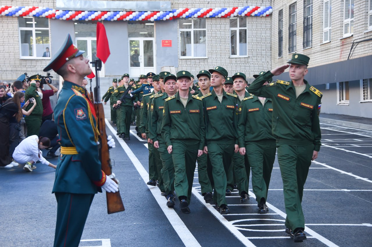 В Саратове состоялась церемония открытия высшего военного инженерного училища радиационной химической и биологической защиты имени Героя Российской Федерации Героя Труда Российской Федерации генерал лейтенанта Игоря Кириллова   Расширение сети высших военно учебных заведений проводится в рамках реализации целевой задачи по модернизации системы военного образования и подготовки офицерских кадров поставленной Министром обороны РФ Андреем Белоусовым в ходе расширенного заседания Коллегии Министерства обороны РФ в декабре 2024 года   В ходе торжественной церемонии боевое знамя начальнику училища вручил заместитель Министра обороны Российской Федерации начальник Главного военно политического управления Вооруженных Сил Российской Федерации генерал армии Виктор Горемыкин   В преддверии Дня знаний первокурсники были приведены к военной присяге после чего прошли торжественным маршем перед командным составом и гостями вуза Заместитель главы российского военного ведомства поздравил личный состав Саратовского ВВИУ РХБ защиты с вручением боевого знамени и приведением к воинской присяге курсантов 1 курса Сегодня в строю первые курсанты воссозданного училища Вам выпала большая честь начать писать летопись нового военно учебного заведения В этих стенах вы получите фундаментальные знания уверенные практические навыки Сформируете волю характер духовно моральные и физические качества получите развитие В этом вам помогут командиры наставники и ваши товарищи курсанты большинство из которых принимали участие в выполнении задач специальной военной операции и имеют богатый боевой опыт подчеркнул генерал армии Виктор Горемыкин Подписаться на канал Мы в МАХ