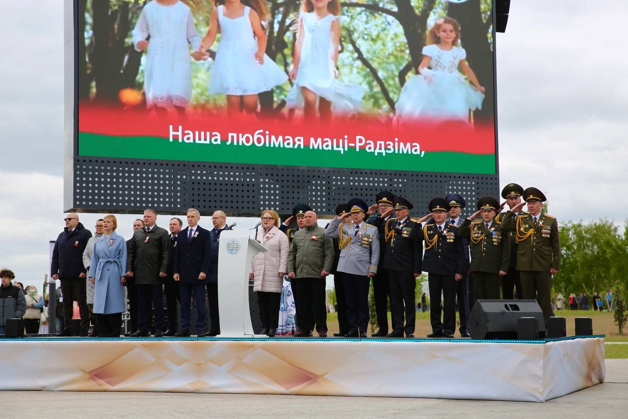 В Витебске состоялось торжественное открытие площади Флага и Герба Ежегодно во второе воскресенье мая в нашей стране отмечается День Государственного флага, Государственного герба и Государственного гимна Республики Беларусь. Символично, что именно в этот день в областном центре состоялось знаковое для Витебщины событие — открытие площади Флага и Герба. В торжественном мероприятии приняли участие руководство области и города, силового блока, делегация Смоленской области, представители предприятий, общественных организаций, воспитанники военно-патриотических клубов, кадеты, учащиеся, жители и гости города. Среди почетных гостей - начальник УВД Витебского облисполкома полковник милиции Максим Суббота. Площадь располагается на проспекте Строителей, вблизи Дворца спорта и Парка Тысячелетия. Новая достопримечательность северной столицы включает в себя флагшток, конструкцию с гербом, два светодиодных экрана, интерактивную панель, элементы благоустройства. Флагшток имеет высоту в почти 70 м. Во время торжественной церемонии открытия на площади прошёл парадный расчет из числа военнослужащих 103-й отдельной воздушно-десантной бригады, сотрудников МЧС и бойцов ОМОН УВД Витебского облисполкома. - Символично, что праздник национальных символов отмечается сразу после Дня Победы в Великой Отечественной войне. Защитники Родины, проявляя невероятное мужество, ковали победу, отстаивая независимость нашей страны. Каждый, кто любит свою Родину, чувствует свою принадлежность к ней, кто своим трудом вносит вклад в её развитие и процветание, должен гордиться государственной символикой и почитать ее. Национальные символы являются визитной карточкой государства. По ним нас узнают далеко за пределами государства. Поэтому наша главная задача - сохранить преемственность поколений, приумножить богатства народа во имя будущего нашей страны. Уверен, что отныне на новой площади Флага и Герба будут проходить торжественные ритуалы и мероприятия, которые в очередной раз подчеркнут значимость государственных символов Беларуси, - отметил глава витебской милиции Максим Суббота. Красочным завершением торжественного мероприятия стал праздничный концерт для гостей и жителей города, а также показательные выступления ВПК «Витязь» войсковой части 5524.