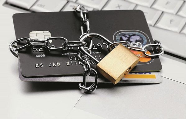 У каждого третьего россиянина уже блокировали карту из-за лимита в 100 тысяч рублей — опрос. Таких клиентов ЦБ вносит в базу дропперов. Ещё 23% не попадали под блокировку, но знают пострадавших. Разблокировка счёта возможна только при личном визите в банк. 1337