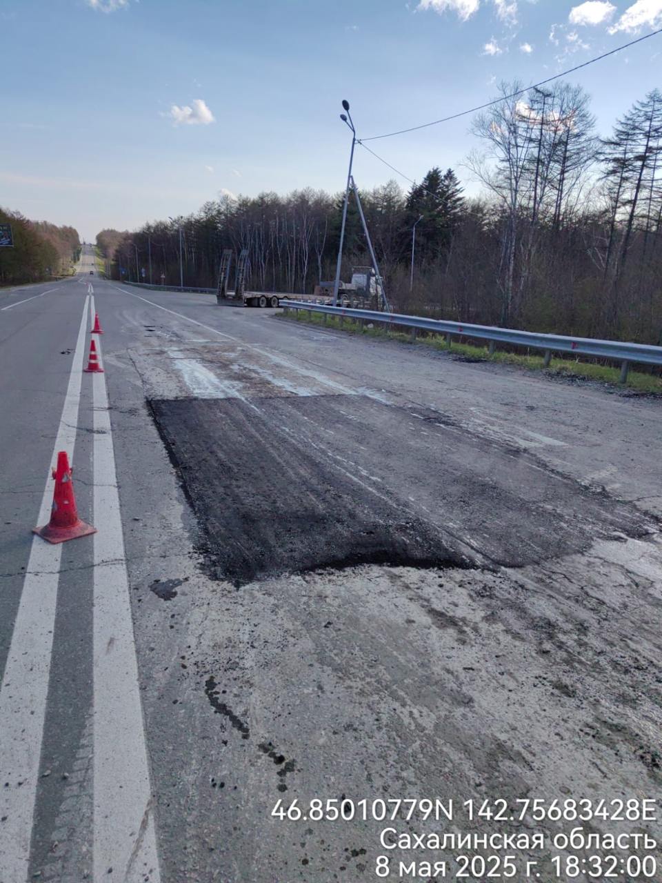 На Охотском и Корсаковском направлениях устранили крупные дорожные дефекты Работы на региональном участке автодороги Южно-Сахалинск – Корсаков и трассе Лиственничное – Охотское были выполнены на этой неделе. В адрес областного минтранса и собственника автодорог ГКУ «Управление Сахалинавтодор» поступали многочисленные обращения о неудовлетворительном состоянии отдельных участков проспекта Мира в районе поворота на кладбище в Христофоровке, дороги на Охотское в районе села Весточка и других. По нашему поручению подрядная организация оперативно устранила наиболее опасные дефекты. Для обеспечения безопасности на ремонтируемых участках были установлены ограждения и предупреждающие дорожные знаки. Помимо этого, в целях обеспечения сохранности с 5 мая по 3 июня на дорогах регионального значения ограничено движение тяжелой техники с превышением предельно допустимых нагрузок, – рассказал министр транспорта и дорожного хозяйства Максим Жоголев. Отметим, что на федеральном участке автодороги Южно-Сахалинск - Корсаков от базы «Восток» до Корсакова ямочный ремонт планируют завершить до конца мая. До начала основных работ наиболее опасные дефекты временно заделывают литым асфальтом и инертными материалами.