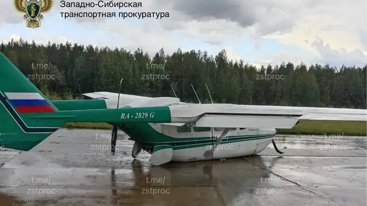 В Красноярском крае у самолета при посадке сложилось шасси В Красноярском крае у самолета Cessna 337 Skymaster при посадке в аэропорту Байкит сложилось шасси Следователи устанавливают обстоятельства происшествия Проводится доследственная проверка Фото Западно Сибирская транспортная прокуратура   Подписаться на sibnovosti ru предложить новость
