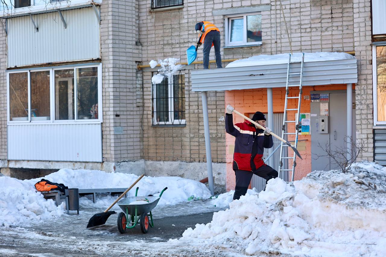 Скандальные управляющие компании в Челябинске лишили лицензий По решению прокуратуры Челябинской области две управляющие компании ООО Мой дом Урал и ООО ДЕЗ Калининского района лишены лицензий на обслуживание многоквартирных домов они исключены из соответствующего реестра Как пояснили в надзорном ведомстве проверка показала что эти управляющие компании недобросовестно относятся к исполнению взятых на себя обязательств по управлению многоквартирными домами Организации неоднократно привлекались к административной ответственности из за ненадлежащего содержания имущества многоквартирных домов а также длительного отсутствия отопления у жителей города   t me chgub