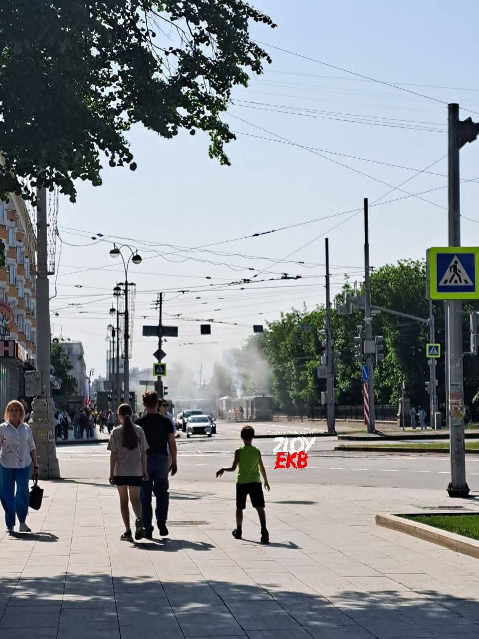 В Екатеринбурге загорелся трамвай №13 на остановке «Оперный театр».   На месте работают аварийная бригада и пожарные, сообщают очевидцы.   Из-за инцидента задерживаются трамваи маршрутов 2, 6, 13, 15, 16, 18.  Фото: ТГ-канал «Злой Екатеринбург»   «Уральский меридиан»