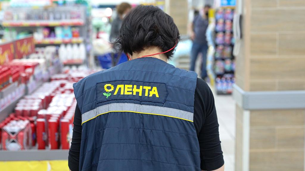 «Лента» в I полугодии 2025 года увеличила выручку на 24,3% Выручка МКПАО «Лента» в I полугодии 2025 г. составила 513,9 млрд руб. Это на 24,3% больше по сравнению с аналогичным периодом 2024 г., сообщили в пресс-службе компании. Розничные продажи группы также увеличились на 24,3% год к году и составили 509 млрд руб. Сопоставимые продажи LFL по сравнению с I полугодием 2024 г. выросли на 12% за счет роста среднего чека на 9,6% и трафика на 2,2%. Онлайн-продажи группы «Лента» в I полугодии 2025 г. выросли на 10,7% в сравнении с аналогичным периодом прошлого года до 36 млрд руб. Выручка собственных сервисов увеличилась на 51,9%. «Ежедневно наши покупатели оформляют около 23 000 онлайн-заказов в более чем 180 населенных пунктах по всей России. В результате в отчетном периоде II квартал 2025 г. совокупная выручка собственных сервисов выросла на 65,6% год к году. Мы продолжаем улучшать ценностное предложение формата, делая акцент на разнообразии ассортимента: развиваем собственное производство, расширяем линейку фермерской продукции, азиатских товаров, вин и актуальных новинок», – отметил генеральный директор МКПАО «Лента» Владимир Сорокин. : Максим Стулов / "Ведомости" Подпишитесь на «Ведомости Северо-Запад»