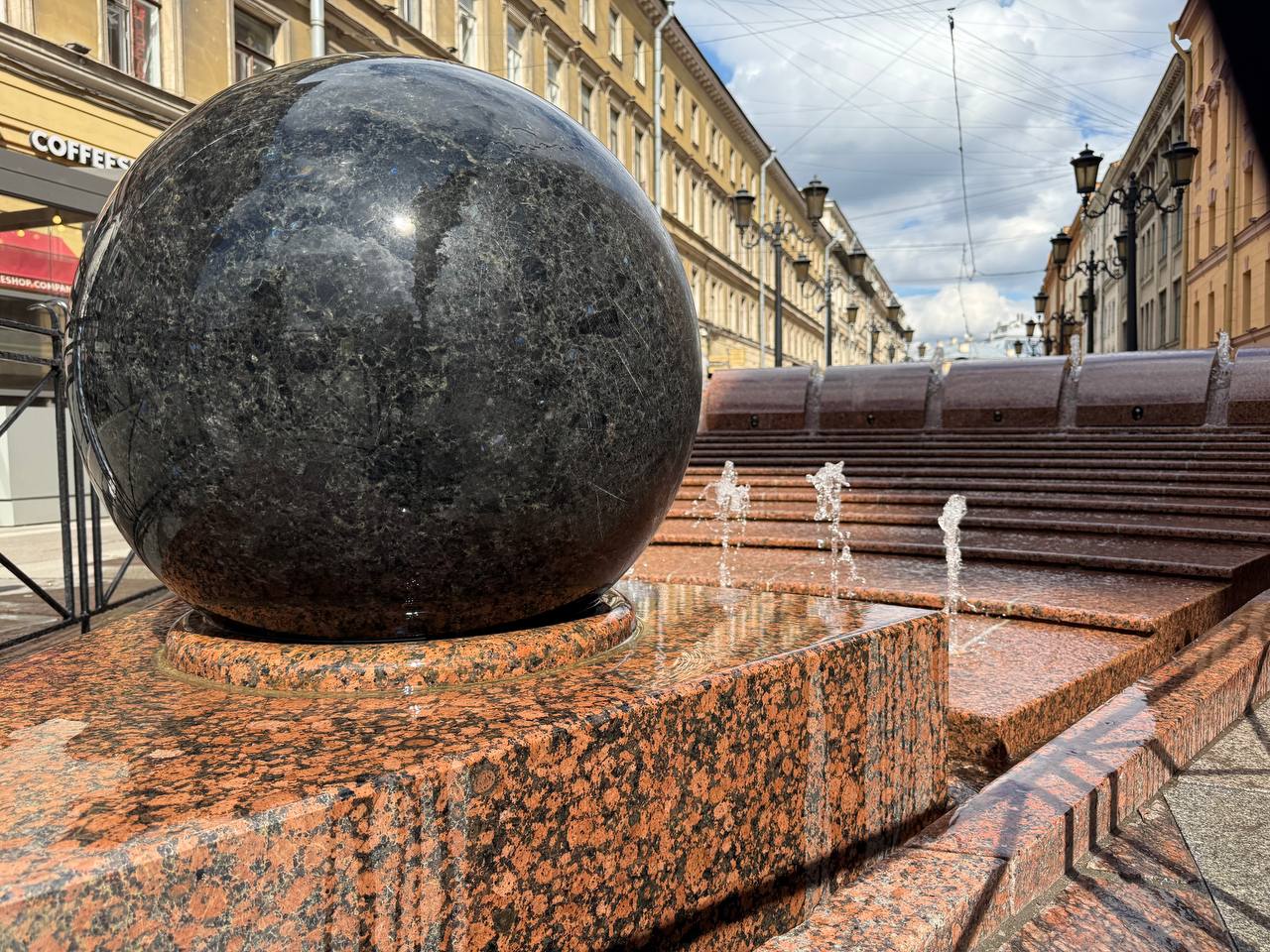 Фонтаны в центре Петербурга в «Ночь музеев» будут работать круглосуточно. С 17 на 18 мая ежегодную акцию, приуроченную к Международному дню музеев, будут сопровождать следующие водные сооружения: Фонтан у здания Эрмитажа Дворцовая набережная, 38 ; Фонтан у Адмиралтейства Адмиралтейский проспект, 3 ; Фонтан на Манежной площади; Фонтан «Шар» Невский проспект, 56 ; Фонтан у Казанского собора Казанская площадь, 2 . Фото: комитет по энергетике Петербурга