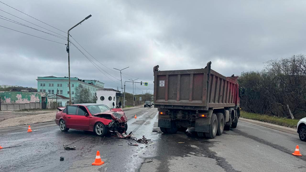 ДТП в Североморске: водителя BMW госпитализировали Утром в районе дома №5 по Мурманскому шоссе произошло столкновение легковой иномарки и грузовика. По предварительным данным Госавтоинспекции, водитель грузового автомобиля "Volvo", выезжавший с прилегающей территории от улицы Флотских Строителей, 9, не пропустил BMW. Пострадавшего водителя легковушки госпитализировали в мурманскую больницу с травмами. Обстоятельства аварии уточняются. Фото: Госавтоинспекция МО 51 / ТГ Подпишись — Вести Мурман