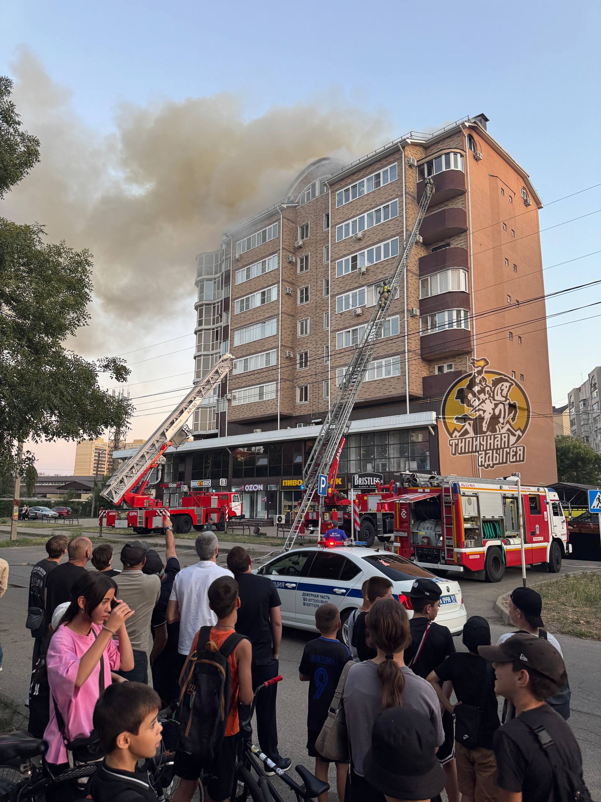 Пожарные ликвидируют возгорание на верхнем этаже многоквартирного дома по ул. Депутатской в Майкопе