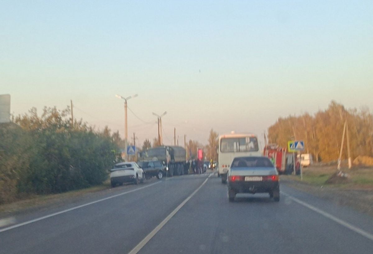 Подробностями и кадрами ДТП с погибшим в "Лэнд Крузере" воронежским депутатом делятся очевидцы     Евгений Гапоненко, предположительно, разбился в аварии, столкнувшись с большегрузом. Ехал депутат на «Лэнд Крузере», а столкновение произошло на окраине Острогожска. Как уточняют в соцсетях, в районе бывшего поселка Газопровод. Еще одним участником ДТП стала военная машина.  ↗  Прислать новость   Подписаться