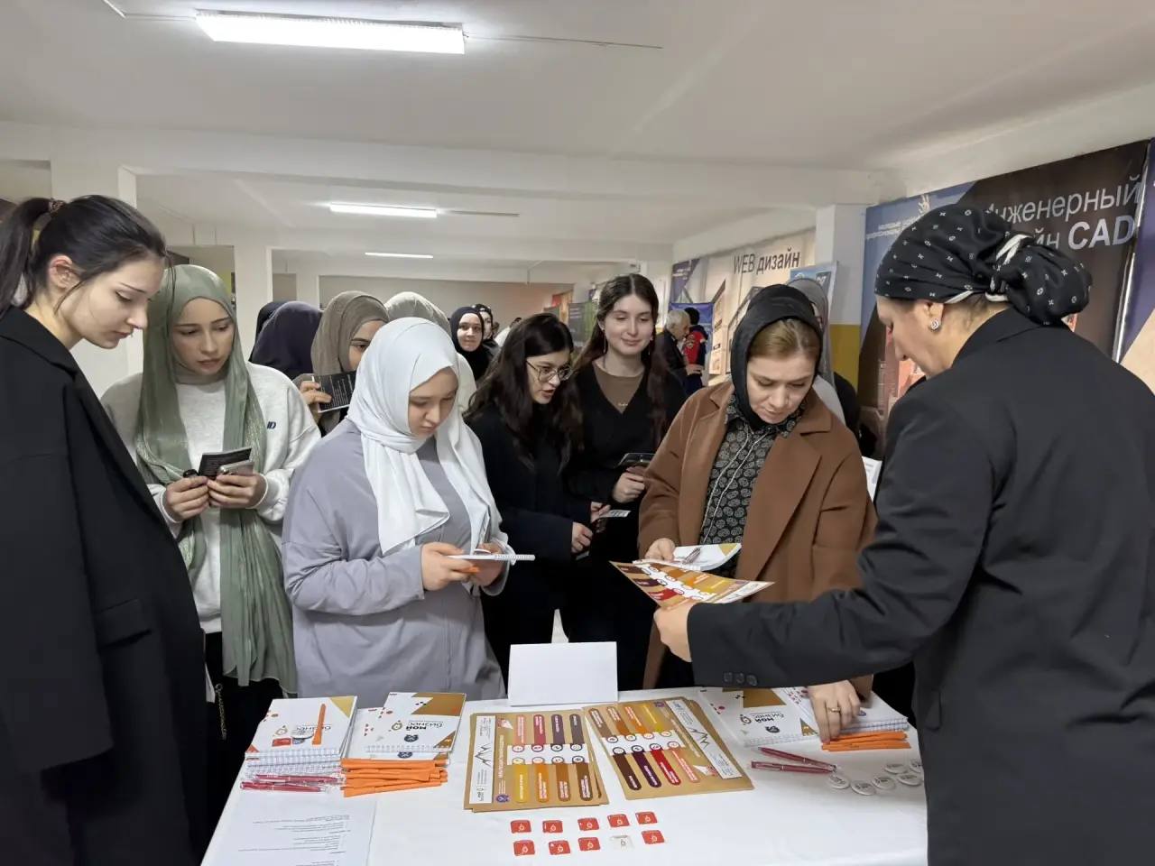 Центр Мой бизнес Дагестана принял участие в ярмарке вакансий в Колледже машиностроения и сервиса В Колледже машиностроения и сервиса им С Орджоникидзе прошла масштабная ярмарка вакансий Свои предложения для будущих специалистов представили ведущие работодатели региона а также инфраструктура поддержки предпринимательства Особое внимание студентов привлек представленный Центром поддержки предпринимательства РД Центра Мой бизнес Дагестана стенд Учащиеся колледжа проявили живой интерес к возможностям которые открывает предпринимательство и мерам государственной поддержки для начинающих бизнесменов