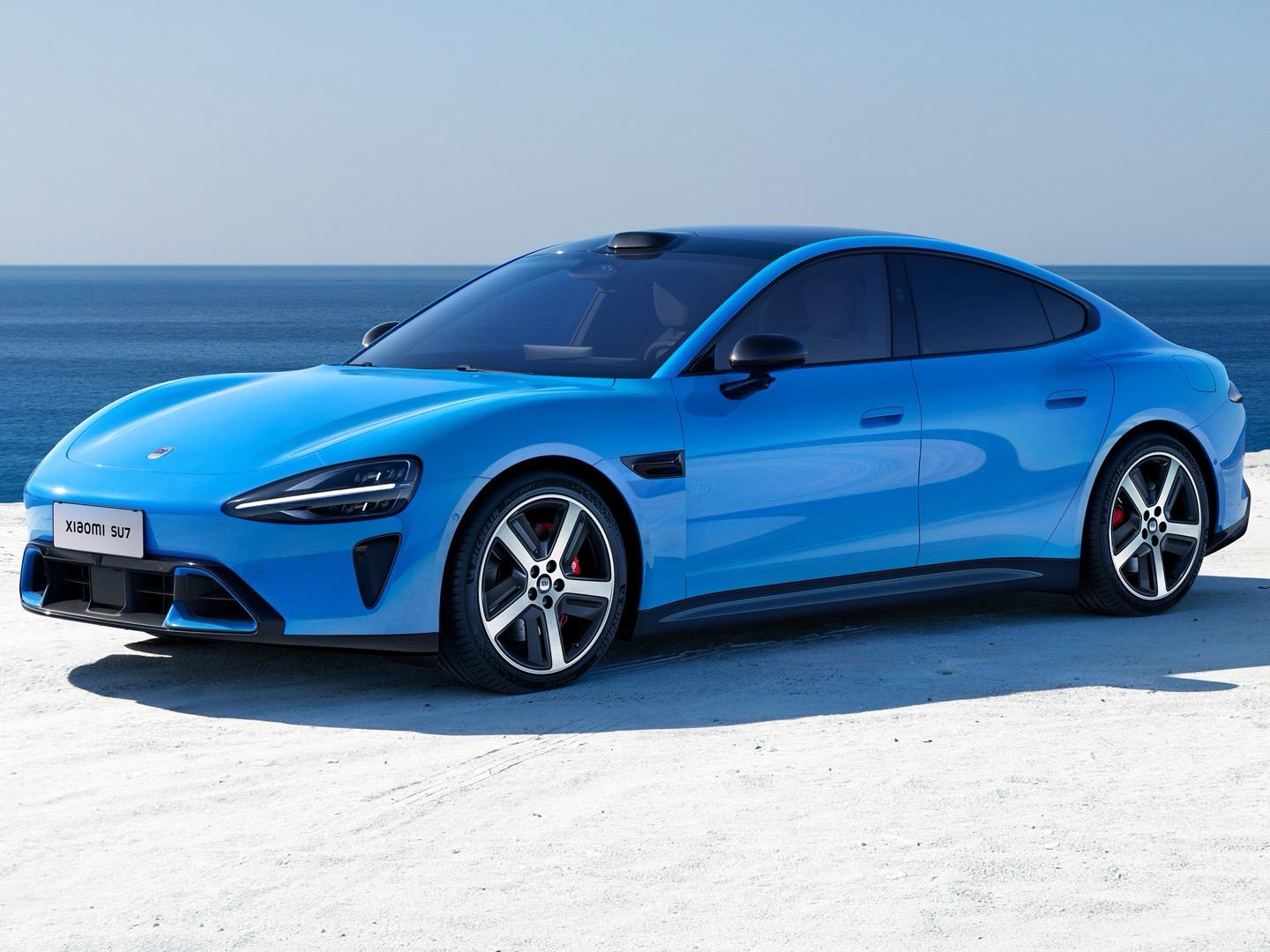 Xiaomi SU7 стал первым китайским электромобилем который обошел по продажам Tesla Model 3 В 2025 году в Китае было продано 258 тысяч Xiaomi SU7 в то время как Tesla удалось реализовать только 200 тысяч Model 3 что на 30 меньше Это позволило Xiaomi занять лидирующую позицию в сегменте премиальных электрических седанов которую Tesla удерживала с 2019 года Успех Xiaomi объясняется хорошим качеством и низкой ценой Базовая комплектация Model 3 стоит 235 5 тыс юаней 3 млн рублей в Китае что на 9 процентов дороже чем SU7   www iphones ru 1356781 новости iphonesru