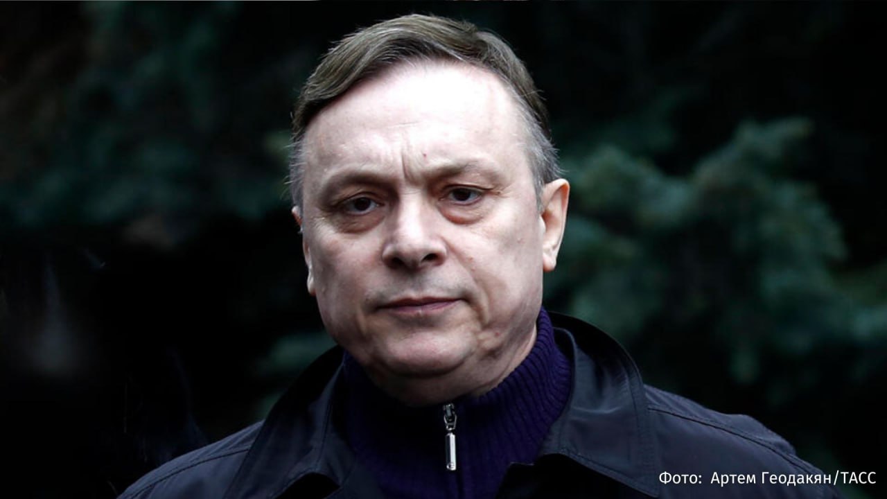 Суд в Москве заочно арестовал продюсера Ласкового мая Андрея Разина по делу о мошенничестве Об этом сообщает корреспондент РЕН ТВ из зала суда Разин арестован на 2 месяца после пересечения границы РФ Мера пресечения избрана в рамках уголовного дела о мошенничестве в особо крупном размере Как сообщает следствие Разин обвиняется в присвоении денежных средств которые полагались поэту песеннику Сергею Кузнецову за исполнение его композиций Сумма ущерба по предварительным данным может достигать 500 миллионов рублей Потерпевшей по делу признана вдова Кузнецова После возбуждения уголовного дела продюсер покинул территорию России В ноябре Разина объявили в розыск РЕН ТВ в MAX РОЗЫГРЫШ