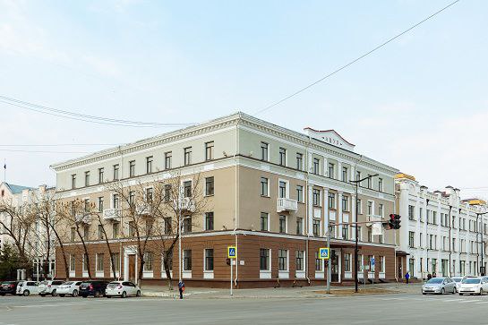 В 2026 году в столице Приамурья планируется обновить фасады еще четырнадцати зданий в том числе десяти жилых домов Преобразятся фасады общежития областного управления ФСИН амурского отделения ДОСААФ и двух зданий управления МВД В планах обновить облик многофункционального центра на улице Ленина и областного управления ЗАГС сообщили в областном правительстве Также специалисты Центра развития территорий разрабатывают концепцию оформления зданий в Циолковском Проработан уникальный дизайн код Белогорска на который будут опираться исполнители планируя ремонты зданий в рамках мастер плана города Архитектурный облик каждого города должен быть узнаваемым и единым на всей территории населенного пункта Безусловно он влияет на оценку качества жизни горожан Создание комфортной среды одна из главных задач которая решается при формировании единого стиля прокомментировал руководитель амурского ЦРТ Петр Стрелец ЧИТАТЬ ПРОДОЛЖЕНИЕ Фото amurobl ru