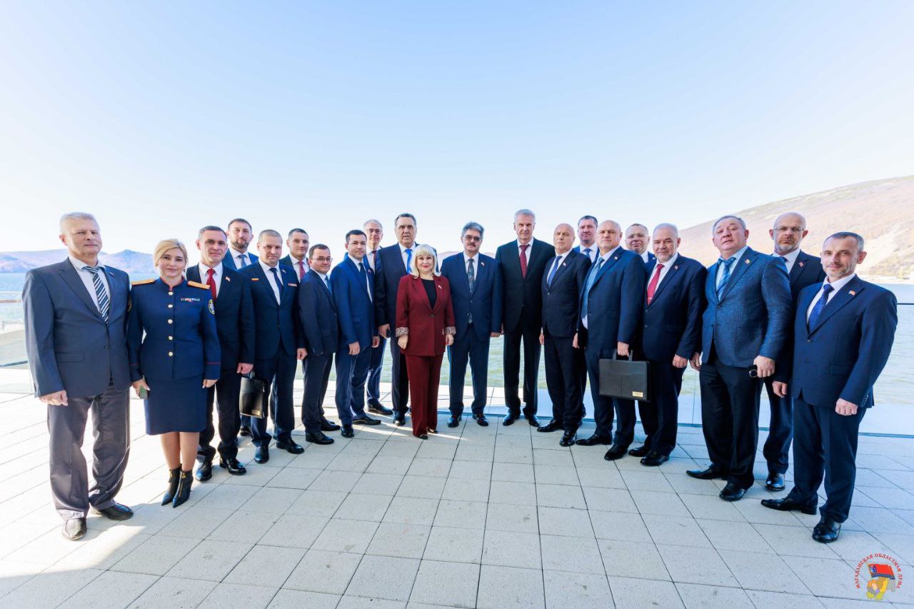 Колымские парламентарии поздравляют с юбилеем губернатора Колымы Сергея Носова Сегодня 17 февраля юбилей отмечает Губернатор Магаданской области Сергей Носов Председатель Магаданской областной Думы Анатолий Широков от имени всех коллег по депутатскому корпусу поздравил главу территории с 65 летием Сергей Константинович возглавляет регион с 2018 года и этот период стал эпохой масштабных преобразований Благодаря инициативам Губернатора Колыма не только укрепила статус флагмана золотодобычи но и превратилась в огромную строительную площадку где возводятся объекты качественно повышающие уровень жизни северян vmagadanpress com колымские парламентарии поздравляют