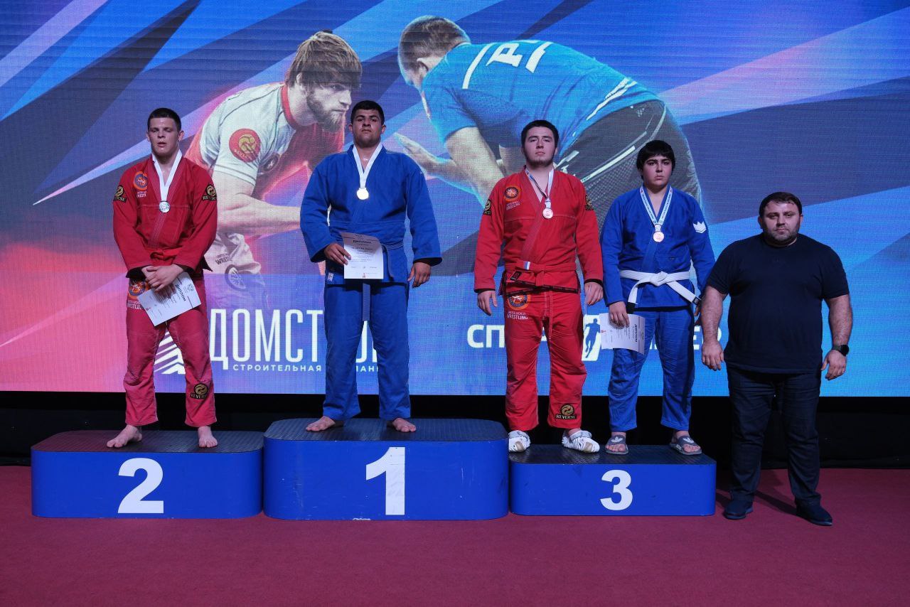 Орловский спортсмен – чемпион России по грэпплингу Первенство России по спортивной борьбе прошло на днях в Каспийске. Участие в соревнованиях приняли более 1300 спортсменов из 59 регионов страны. По итогам всех выступлений подняться на пьедестал почета удалось Лавренту Оганнесяну. Он завоевал медаль высшей пробы в дисциплине грэпплинг–ги и стал бронзовым призером в дисциплине грэпплинг. Теперь Лавренту предстоит выступить на первенстве мира в Греции.