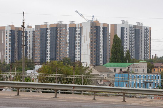 В Орловской области заемщики с рыночной ипотекой стремятся погасить ее досрочно Специалисты проанализировали поведение заемщиков, оформивших в этом году ипотеку на рыночных условиях и с господдержкой. Результаты показали, что каждый второй заемщик с рыночной ипотекой регулярно совершает частично-досрочные погашения, а почти 10% уже полностью закрыли кредит. При этом ипотечные клиенты с госпрограммой предпочитают не переплачивать, накапливая свободные средства на вкладах. Об этом в рамках ПМЭФ-2025 заявил заместитель президента-председателя правления ВТБ Александр Пахомов. ↗ Прислать новость Подписаться
