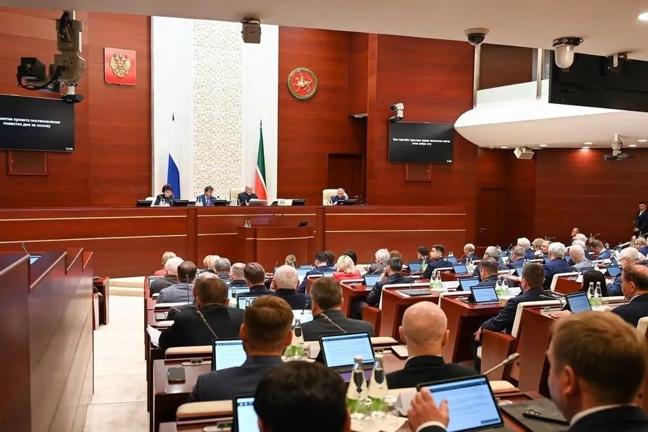 Депутаты подняли вопрос о переводе стрелок На XX заседании Госсовет Татарстана рассматривал отчет правительства Премьер министр республики Алексей Песошин выразил обеспокоенность перспективами строительного комплекса республики приподнял завесу над расходами бюджета в 2026 году и объяснил почему официально заявленный рост тарифов на ЖКУ не бьется с суммами в счетах фактурах которые получают жители республики А депутат Альберт Ягудин фракция КПРФ сделал несколько ярких заявлений среди которых предложение сдвинуть стрелки часов в республике на 2 часа вперед Подробности о заседании в материале Реального времени Подпишитесь на Реальное время в МАХ Telegram Дзен