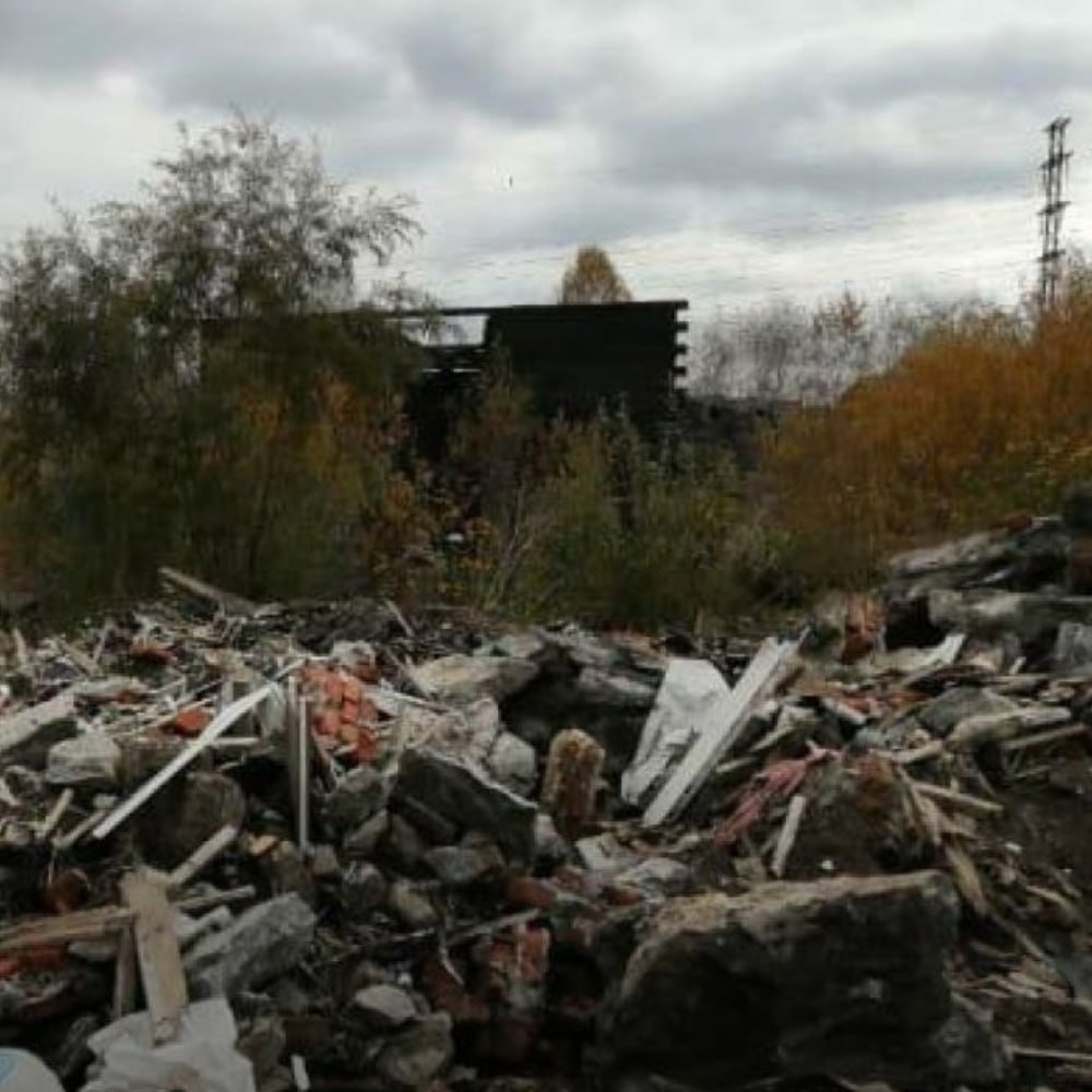 Свалку трехметровой высоты обнаружили в СНТ Иркутска Сотрудники Росприроднадзора выявили незаконное скопление отходов на территории садоводства «Ветеран труда». Специалисты провели выездное обследование и рассчитали ущерб, причиненный почвам. Он превысил 5,2 миллиона рублей. Сумма была предъявлена виновному для добровольной оплаты. Вопрос остается открытым. В Росприроднадзоре добавляют, что если в течение 30 дней с момента получения требования ущерб не будет возмещен, его принудительно взыщут через суд. МУ Росприроднадзора по Иркутской области и БПТ