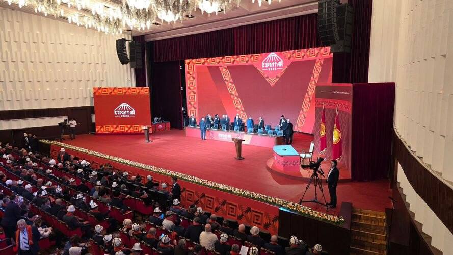 В Бишкеке стартовал IV Народный курултай Сегодня в Бишкеке начал работу IV Народный курултай В его работе принимают участие президент Садыр Жапаров и 700 делегатов из всех регионов Кыргызстана Мероприятие будет проходить 25 и 26 декабря Накануне делегаты провели встречи с представителями министерств и ведомств где обсуждали актуальные вопросы