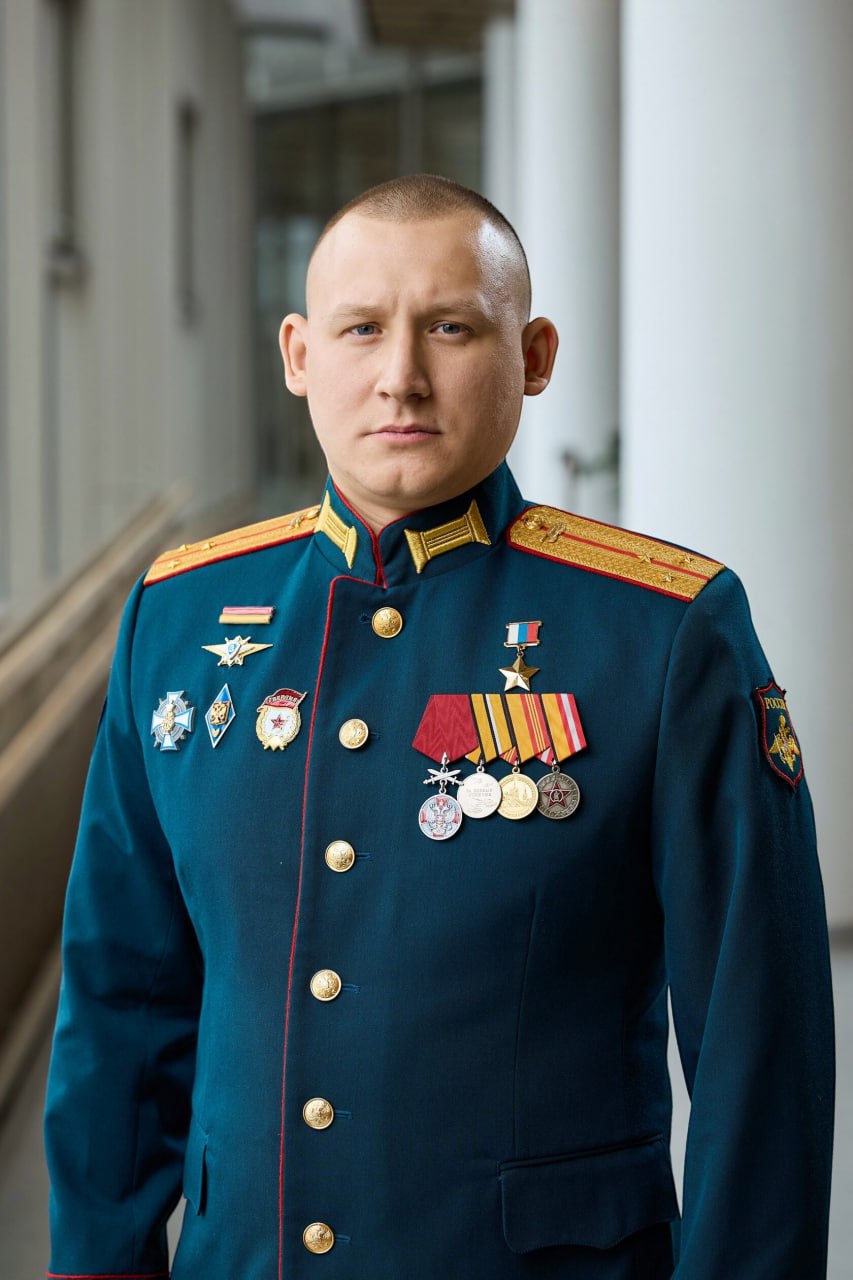 Участник программы «Время героев» назначен зампредом комитета молодежной политики Крыма Герой России и участник программы «Время героев» Антон Старостин назначен заместителем председателя государственного комитета молодежной политики Республики Крым. Старостин стал одним из 83 участников программы, инициированной Президентом России Владимиром Путиным. Он подчеркнул, что программа открывает новые горизонты профессионального роста: «Мы стали сильной командой, готовой к вызовам», — заявил он. Антон окажет значительное влияние на военно-патриотическое воспитание молодежи и развитие региона. Глава Республики Крым Сергей Аксенов отметил успешную стажировку Старостина в Правительстве. Антон, родившийся в Калининграде в 1995 году, был удостоен звания Героя Российской Федерации за выполнение боевых задач в зоне СВО и с мая 2024 года участвует в программе «Время героев». Это уже 31 назначение из первого потока участников программы, подтвердившее их значимость в обществе. Осташко! Важное подпишись