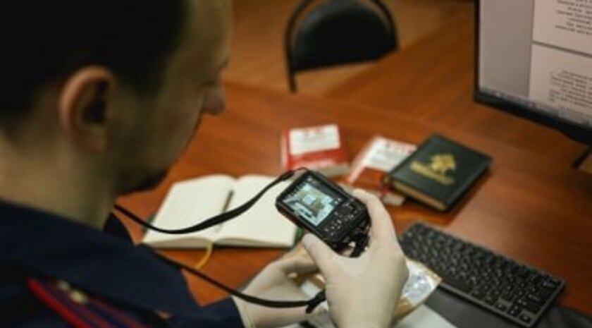 Житель Энергодара предстанет перед судом за смертельное избиение «В ходе распития спиртных напитков между мужчинами произошла ссора, в результате которой фигурант нанес 42-летнему оппоненту множественные удары по жизненно важным органам. От полученных телесных повреждений потерпевший скончался на месте происшествия», — сообщили в пресс-службе регионального управления СК. Уголовное дело направлено для утверждения обвинительного заключения и передачи в суд. Санкция статьи предусматривает до 15 лет лишения свободы. Фото: Официальный Телеграм-канал следственного управления СК РФ по Запорожской области , VK и ОК и читайте новости на нашем сайте
