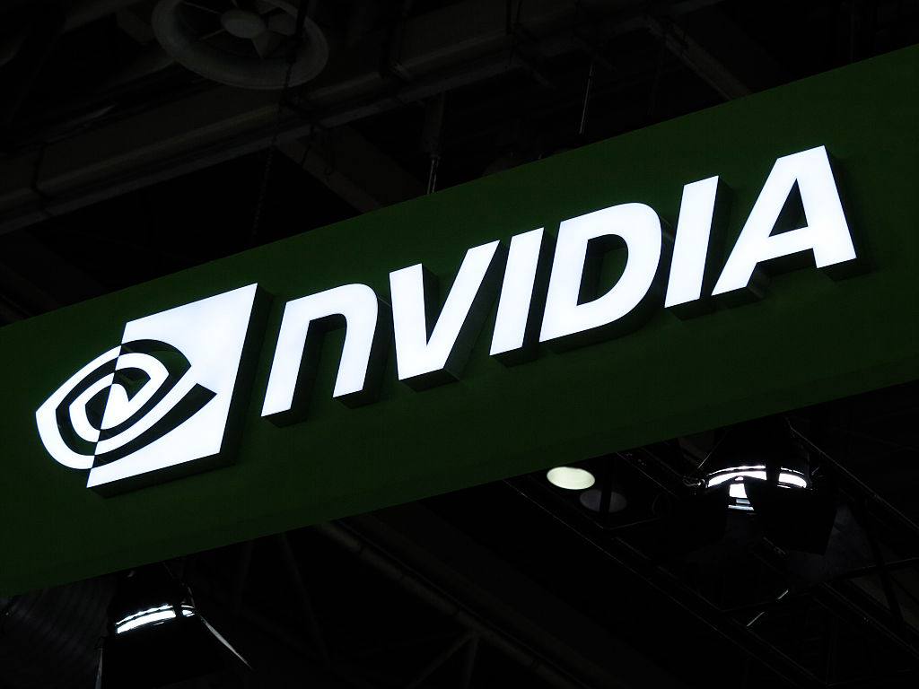 Nvidia теперь требует от китайских компаний полной предоплаты за ИИ чипы H200 Раньше можно было частично оплачивать предзаказы Ожидается что в ближайшее время Китай разрешит продажи H200 но запретит использовать чипы военным и государственным компаниям Несмотря на все ограничения китайские компании уже заказали в общей сложности 2 млн чипов что побудило Nvidia увеличить производство TechCrunch новости iphonesru