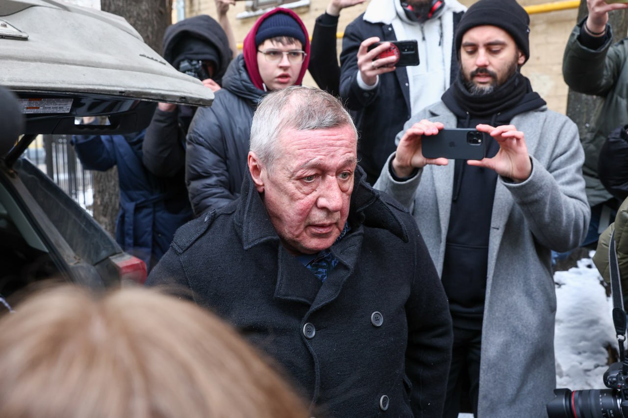 Ефремов попал в базу «Миротворца». Актер Михаил Ефремов попал в базу украинского сайта «Миротворец», пока отбывал в колонии наказание за смертельное ДТП, выяснило РИА Новости. Как утверждает «Миротворец», Ефремов является «пособником российских военных преступлений и соучастником преступлений против Украины и ее граждан». Он попал в базу из-за «информационной поддержки открытого нападения России на Украину». Подписывайтесь на «Газету.Ru» Участвуйте в розыгрыше!