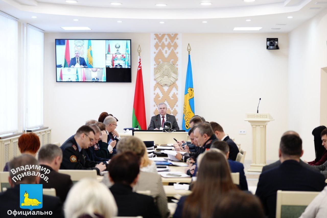 На аппаратном совещании подведены итоги работы за минувшую неделю отмечено оперативное реагирование на чрезвычайные ситуации возникавшие в условиях сложных погодных реалий В рамках профилактической работы особое внимание уделялось обследованиям подвальных и чердачных помещений с целью выявления лиц без определенного места жительства Обеспечены также проверки частного жилого сектора в частности состояния печного отопления где нередко фиксируются нарушения требующие незамедлительного устранения Поставлена задача активизировать работу смотровых комиссий а также усилить контроль за местами общего пользования включая объекты торговли В городе продолжается планомерная работа по мониторингу брошенных автомобилей выявлению их владельцев и эвакуации с городских территорий что особенно актуально в период зимней уборки снега Стоит задача навести порядок с бесхозными транспортными средствами на стоянках и обочинах Подписывайтесь