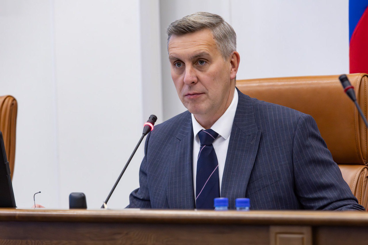 На сессии Заксобрания Красноярского края одобрили новые меры поддержки для семей и участников СВО На очередном заседании краевого парламента депутаты рассмотрели ряд ключевых социальных законопроектов В центре внимания оказались меры поддержки многодетных семей и участников специальной военной операции В первом чтении поддержан законопроект упрощающий процедуру подтверждения статуса многодетной семьи Помимо существующих способов через МФЦ или портал Госуслуг планируется добавить возможность использования цифровой ID платформы MAX Необходим цифровой профиль в котором открыв необходимую вкладку в национальном мессенджере можно будет получить QR код многодетной семьи Этот код станет обязательным для считывания во всех краевых учреждениях где предоставляются меры поддержки прокомментировал председатель профильного комитета Илья Зайцев Кроме того депутаты приняли законопроект расширяющий возможности для женщин награждённых знаком Материнская слава Теперь единовременную выплату можно будет направить на приобретение жилья реконструкцию или ремонт жилого дома Уточнён и перечень документов необходимых участникам СВО и членам их семей для бесплатного получения земельного участка что упростит процедуру Отдельный законопроект принятый в первом чтении вводит в крае понятие ответственного ведения бизнеса и систему рейтинга социальной ответственности Компании которые займут в этом рейтинге высокие места будут иметь приоритет в реализации государственных программ отметил председатель комитета по экономике и налоговой политике Егор Васильев По итогам заседания спикер Законодательного Собрания Алексей Додатко подчеркнул что социальная политика края должна отвечать реальным потребностям жителей Мы много сделали для того чтобы укрепить систему мер защиты участников СВО и членов их семей Мы реализовывали принцип семейноцентричности концентрируясь на поддержке семьи с детьми семьи с особыми потребностями Многое сделали и планируем делать для перевода нашей системы социальных услуг в проактивный режим Фото А Бурмистров   Подписаться на sibnovosti ru предложить новость