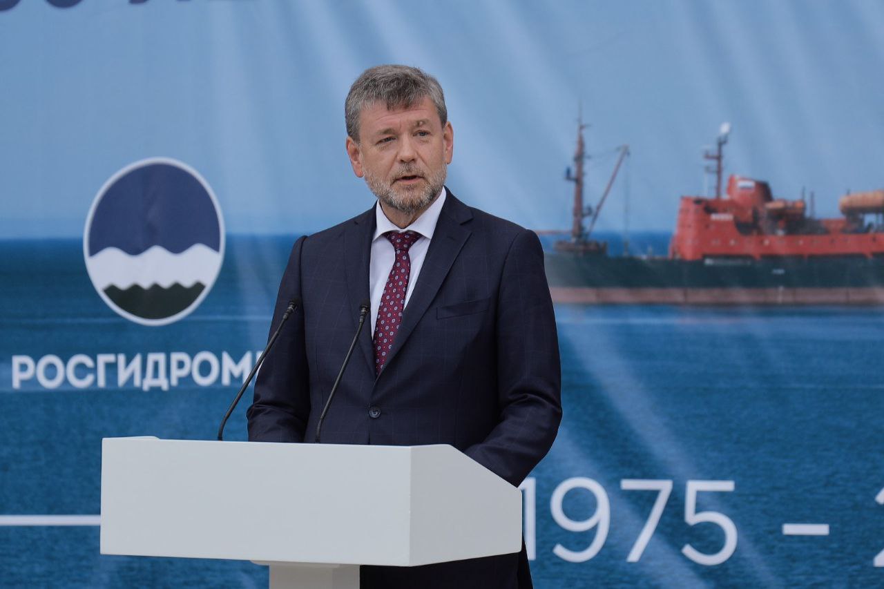 Вместе с руководителем Росгидромета Игорем Шумаковым проводили в рейс «Михаила Сомова». Научно-экспедиционному судну сегодня исполнилось 50 лет, все эти годы оно работает в Арктике и Антарктике. Последние 25 лет портом приписки судна-снабженца является Архангельск. Отсюда «Михаил Сомов» каждую навигацию уходит в высокие широты с материалами, оборудованием, провиантом, доставляет очередную смену полярников на метеостанции, обеспечивая жизнь в 57 пунктах, расположенных вдоль Северного морского пути. Судно участвовало более чем в 20 советских и российских Арктических экспедициях. Еще одно очень важное направление работы «Михаила Сомова» – очистка Арктических широт. Каждый год в северные широты отправляются волонтеры, а на континент возвращается то, чего в Арктике быть не должно – огромные бочки, устаревший и превратившийся в захламления инвентарь. Также на борту легендарного «Сомова» с Игорем Шумаковым подписали соглашение, которое закрепит уже существующие направления нашего взаимодействия с Росгидрометом и откроет возможности для новых форм сотрудничества.
