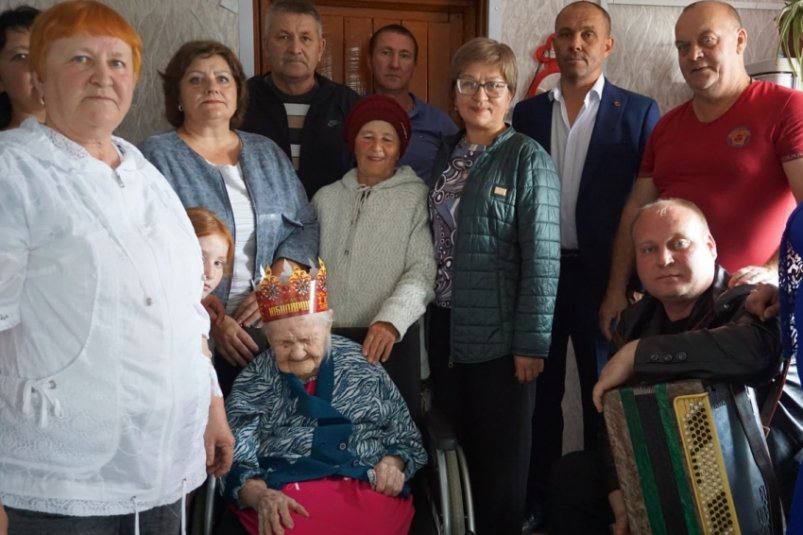 Жительница села Арбагар Шилкинского округа труженица тыла Надежда Беломестнова отпраздновала 100 летний юбилей По её словам секрета долголетия нет но главное в жизни здоровье и семья Надежда Ивановна 39 лет проработала техничкой в Холбонском продснабе У неё четверо детей шестеро внуков и трое правнуков Чита Сегодня Предложить свою новость Chita segodny bot