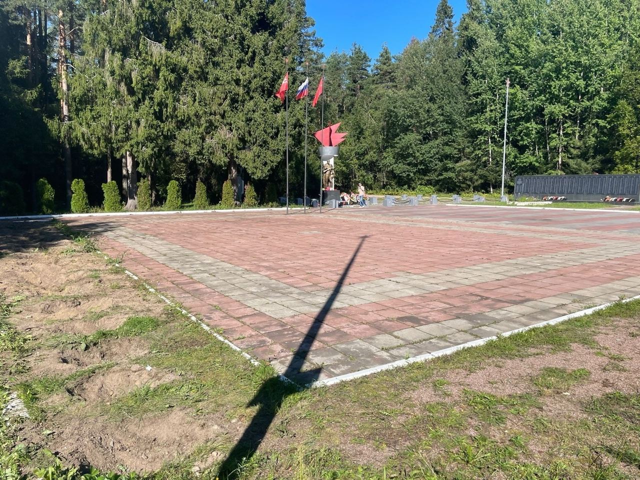 Вандалы украли туи с воинского захоронения в поселке Ольшаники  На прошлой неделе в поселке Ольшаники  Выборгский район Ленинградской области  орудовали вандалы. Они украли туи, посаженные на воинском захоронении №2.  Несколько лет назад деревья высадили волонтеры и местные власти. Хулиганы выкопали несколько туй, оставив вместо деревьев лишь ямы.  В настоящий момент администрация Первомайского сельского поселения разыскивает свидетелей акта вандализма. Тех, кто видел злоумышленников или знает что-либо о пропаже туй, просят позвонить по телефону 8-813-78-68-441. Конфиденциальность гарантируется.