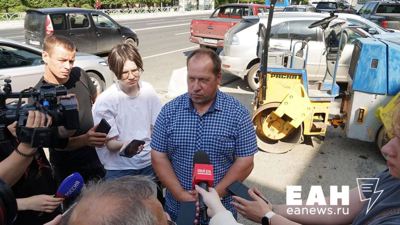 Главная тенденция в ремонте дорог в Екатеринбурге – не перекрывать движение по улицам  Так говорит представитель «Трест Уралтрансспецстрой» Николай Чечушков.  «Это требование городского заказчика, чтобы все работы велись без перекрытия движения в круглосуточном режиме. Это по всему городу общая тенденция. На качестве работ это не отражается. Перекрывают только тогда, когда проезд абсолютно невозможен», - отметил Чечушков.  Может быть, на участке Ленина – Карла Либкнехта, где ремонтом участка занималась эта компания, действительно движение не перекрывали. Однако тем же похвастаться не могут, например, жители Мичуринского. Улицу Светлореченскую во время ремонта участка от переулка Клеверного до перекрестка с улицей Соболева перекрывали. А это – единственный въезд на Широкую речку и, соответственно, главная транспортная артерия для этого района.  Получается, что тренд работает только в центре Екатеринбурга, а жители отдаленного Мичуринского могут или постоять в пробках на Де Генина, где тоже ремонт, или объезжать ремонт дороги через ЕКАД – это всего-то 18 километров.