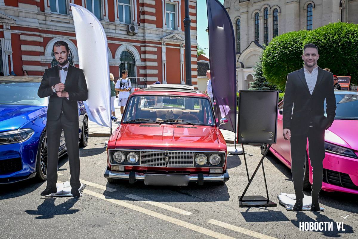 Во Владивостоке на перекрытой Светланской проходит выставка автомобилей «Автосалон-2025» Во Владивостоке в рамках Дня города открылся «Auto’салон-2025». В это раз, помимо новых машин, на него привезли и раритетные, которые в обычной жизни не увидишь. На перекрытом для праздника участке улицы Светланской можно посмотреть на автомобили со всего света: среди припаркованных есть как новенькие BMW с «Мерседесами», так и реконструированный советский автопром. И у каждой старой машины есть своя история. Несмотря на то, что оно приурочено ко Дню города, атмосфера здесь была совсем другая, нежели на площади. Да и само мероприятие в этом году кардинально отличается от прошлых, на которых кроме новинок автодилеров практически ничего не было. Но, пожалуй, главным отличием, которое замечали ежегодные посетители «Auto’салона», стала погода. Если год назад на новеньких «японцев» и «китайцев» капал дождь, то сейчас под машинами из-за жары плавится асфальт. Админу