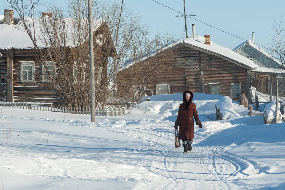 В Андеге построят новое жильё для переселения из ветхого и аварийного  Как сообщили в пресс-службе администрации Заполярного района, подведены итоги торгов по аренде земельных участков в деревне Андег.  На аукцион на право заключения договора аренды земельного участка под блокированную жилую застройку были выставлены два лота. Победителями признаны индивидуальный предприниматель Евгений Соловьёв  п. Хонгурей  и ООО «Заполярье»  г. Нарьян-Мар . Стороны находятся в стадии подписания договоров.  Инвесторы арендуют участки на срок 4 года 10 месяцев для возведения домов блокированной застройки.  — Подрядчики построят два новых четырёхквартирных дома. Туда мы переселим жильцов из ветхого и аварийного фонда. Последний раз жильё строили в 2013 году. Эти два дома закроют потребность в соцжилье, — рассказала НАО24 глава Андегского сельсовета Валентина Абакумова.  Фото из архива НАО24