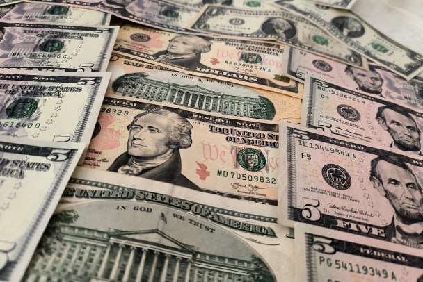 В Ленобласти задержали троицу по подозрению в обналичивании почти 300 миллионов "Пресечена противоправная деятельность группы лиц в составе граждан России М. С. Ситковского, Р. С. Марченко и Е. А. Вильдановой, подозреваемых в совершении преступления по п. "б" ч. 2 ст. 172 УК РФ незаконная банковская деятельность ", - передает ТАСС сообщение пресс-службы регионального управления ФСБ России. Уточняется, что фигуранты занимались незаконным обналичиванием денежных средств, сопряженным с извлечением дохода в особо крупном размере. Общий размер поступлений на счета участников составил около 287 млн рублей. При обыске у подозреваемых нашли и изъяли учредительные документы юридических лиц, печати организаций, денежные средства и банковские карты. Maksim Konstantinov/Global Look Press