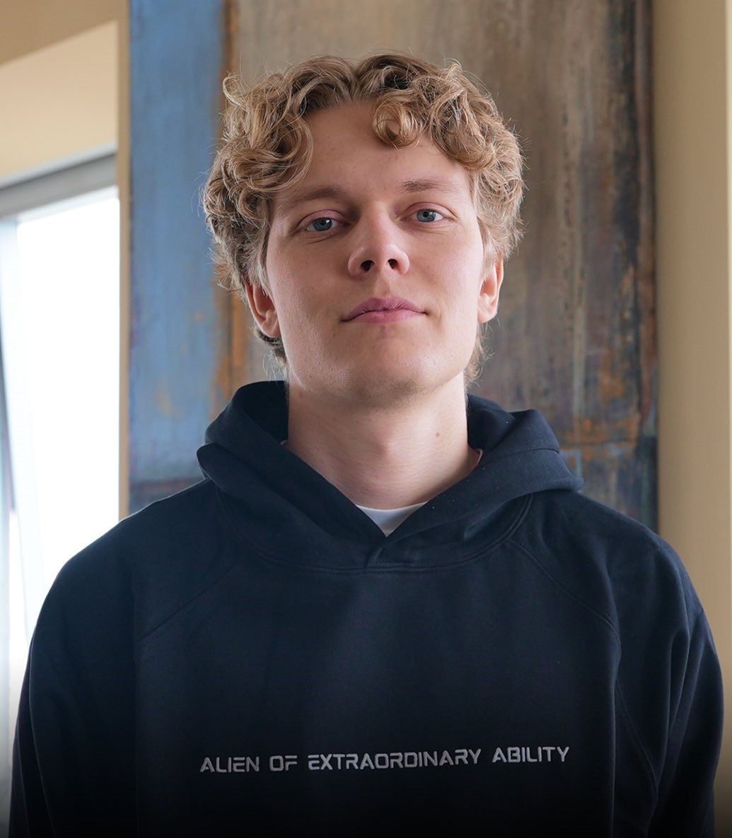 24 летний исследователь OpenAI Габриэль Петерссон который работал над Sora 2 рассказал что бросил среднюю школу в Швеции и не получил высшего образования Машинное обучение он изучал общаясь с ChatGPT Он считает что с появлением нейросетей университеты утратили монополию на фундаментальные знания Сэм Альтман сам бросил Стэнфорд когда ему было 19 лет vc ru ai 2622395