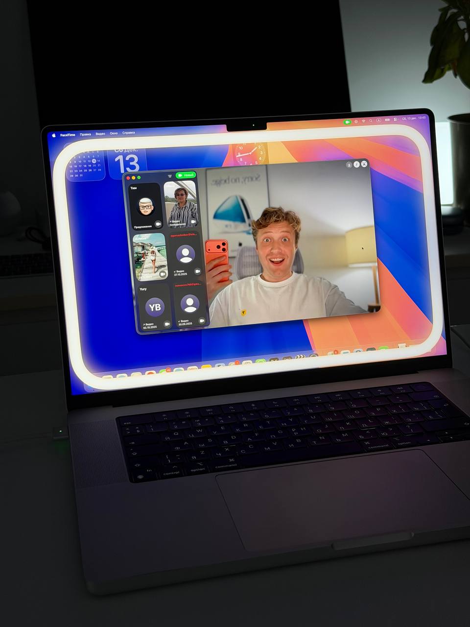 Кольцевая лампа в вашем Mac С MacOS 26 2 на вашем Mac появилась фишка Освещение по контуру Находится там же где портретный режим и В центре внимания Включается или автоматически когда темно или вручную На экране появляется полоска белого света которая исчезает при наведении курсора работать не мешает