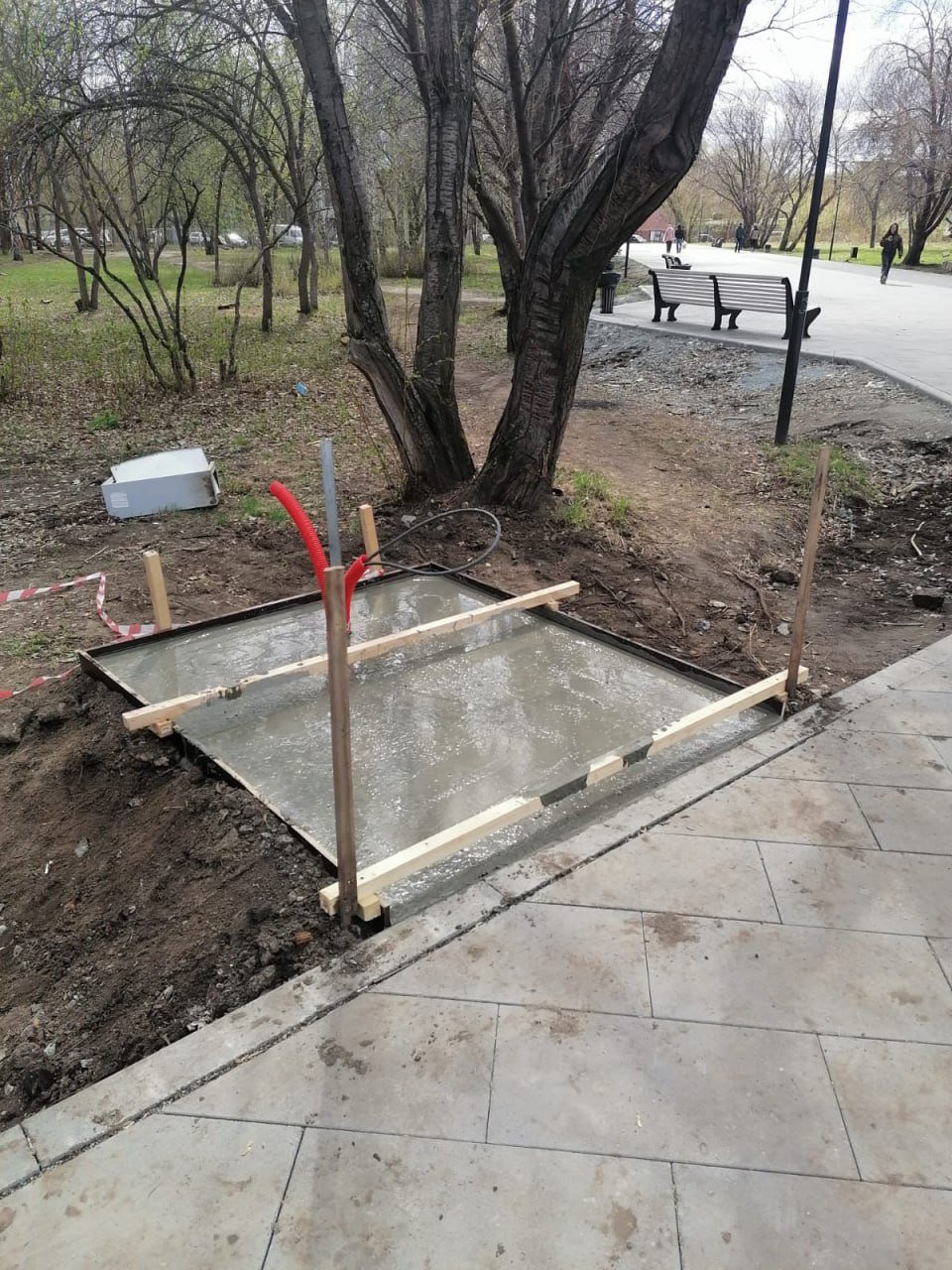 В городских скверах продолжается благоустройство  В сквере архитектора А. Д. Крячкова обновляют гранитные плиты, лестницы и пандусы. Сейчас рабочие  демонтировали старые элементы, работы планируют завершить 18 июля.  В сквере «Сибиряков-Гвардейцев» идет второй этап благоустройства: специалисты устанавливают системы безопасности, включая видеонаблюдение.  Подготовлены бетонные основания для установки шкафов и стоек с тревожной кнопкой «Гражданин-Полиция», идет сборка оборудования. Завершить работы планируется  15 июня.