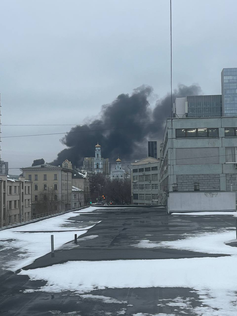 Центр Екатеринбурга заволокло дымом. По данным СМИ, пожар произошел в районе больницы №3 на ул. Братьев Быковых.   Фото: Мария Шараева / Коммерсантъ