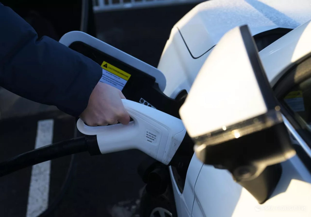 В России предложили расширить льготы для покупателей электромобилей Кроме того стоит предоставить льготные условия для производства доступных моделей и их компонентов говорится в исследовании ЦСР которое есть у РИА Новости Это поможет увеличить парк электромобилей в России до 1 4 млн штук Подписаться на РИА Новости экономика Все наши каналы